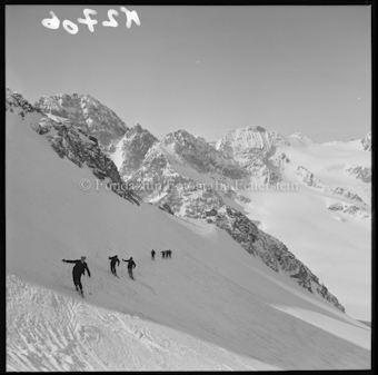 Silvrettatour 1956, Aufstieg zur Dreiländerspitze gegen Buin und Fuorcla Confin