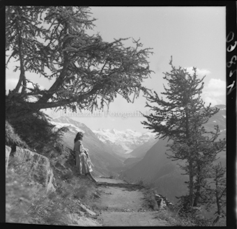 Frau auf Wanderweg vor Bergen