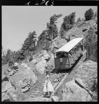 Frau vor Bergbahn