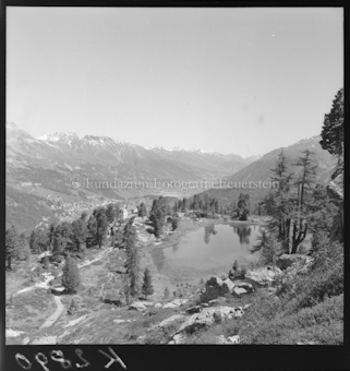 Bergsee, im Hintergrund Tal