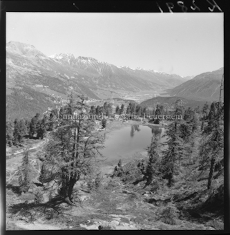 Bergsee, im Hintergrund Tal