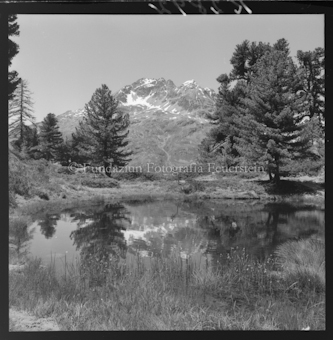 Bergsee, im Hintergrund Berggipfel