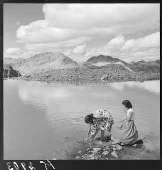 Zwei Frauen an Bergsee