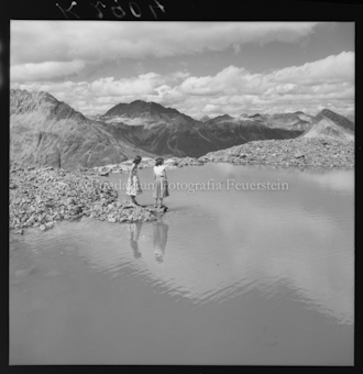 Zwei Frauen an Bergsee