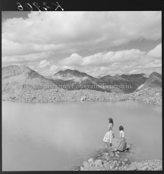 Zwei Frauen an Bergsee