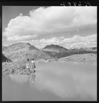 Zwei Frauen an Bergsee