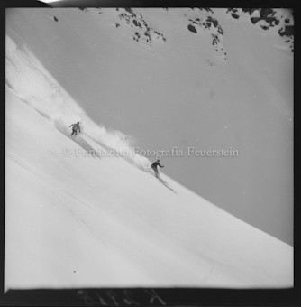 Zwei Skifahrer im Neuschnee