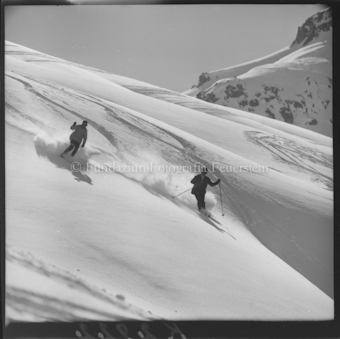 Zwei Skifahrer im Neuschnee