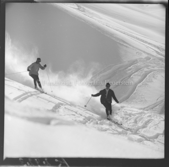 Zwei Skifahrer im Neuschnee