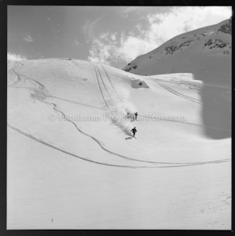Drei Skifahrer im Neuschnee