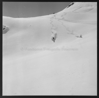 Zwei Skifahrer im Neuschnee