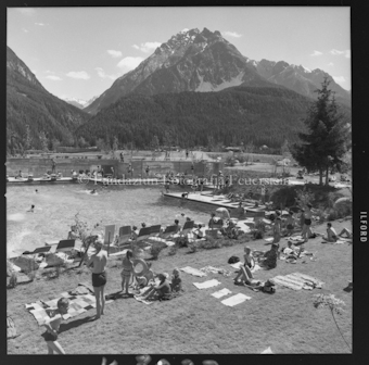 Blick über Schwimmbad, im Hintergrund Berg
