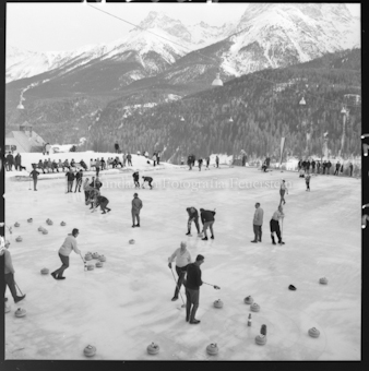 Personen auf Eisbahn beim Curling