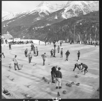 Personen auf Eisbahn beim Curling