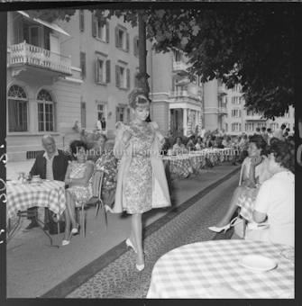Personen an Tisch, Frau in gemustertem Kleid