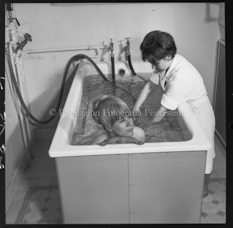 Frau in Badewanne