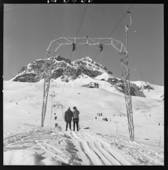 Skifahrer auf Bügellift