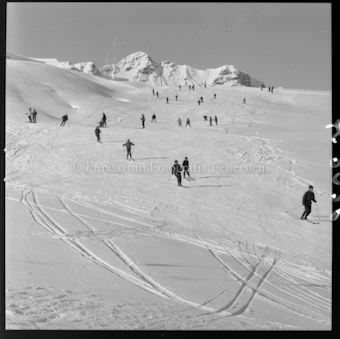 Skipiste mit vielen Skifahrern