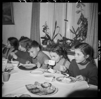 Kinder am Tisch beim Essen