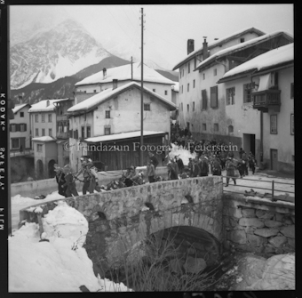 Umzug durch Dorf, Steinbrücke