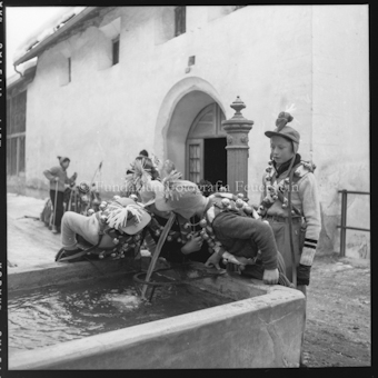 Verkleidete Knaben an Brunnen