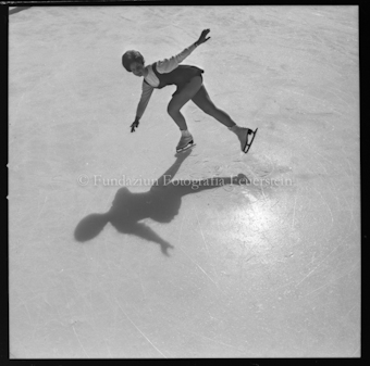Eiskunstläuferin auf Eisplatz
