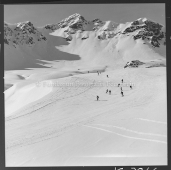 Skipiste mit Skifahrern