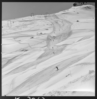 Skipiste mit Skifahrern