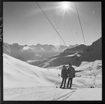 Zwei Skifahrer auf Bügelskilift