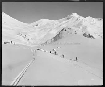 Skifahrer in verschneiter Berglndschaft