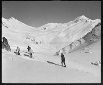 Vier Skifahrer in verschneiter Berglndschaft