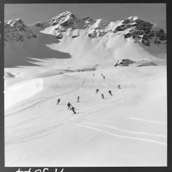 Skipiste mit Skifahrern