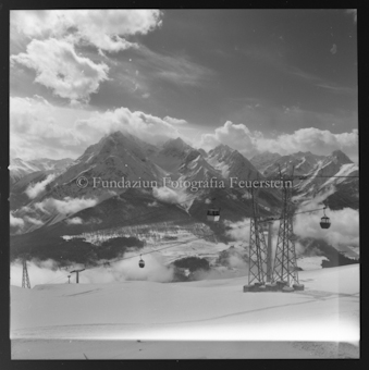Gondelbahn, im Hintergrund Berge