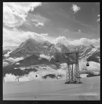 Gondelbahn, im Hintergrund Berge