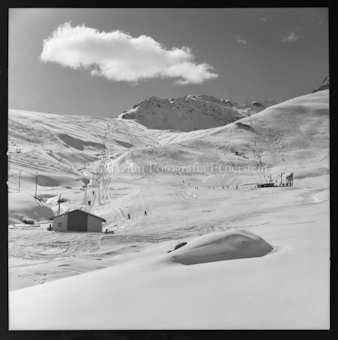 Zwei Skilifte, im Hintergrund Bergspitze