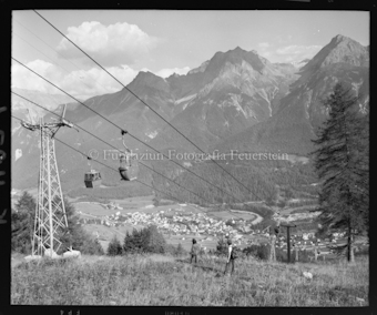 Gondelbahn, im Hintergrund Berge
