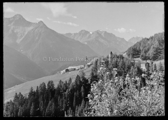 Berglandschaft mit Dorf
