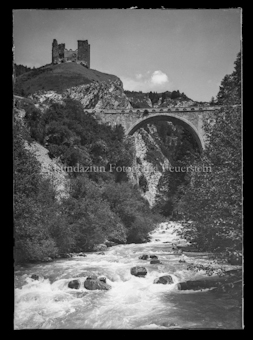 Bergbach, Steinbrücke und Ruine