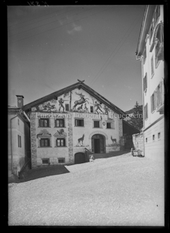 Platz und bemaltes Wohnhaus