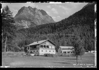 Haus vor Berggipfel