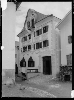 Dorfgsse mit bemaltem Wohnhaus
