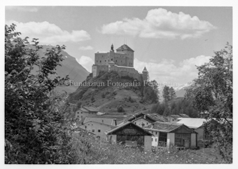 Schloss Tarasp mit Dorf