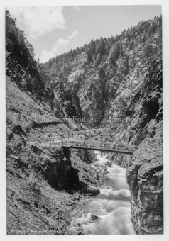 Holzbrücke über Bergbach in Tal