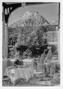 Terrasse mit Tisch, Berg im Hintergrund