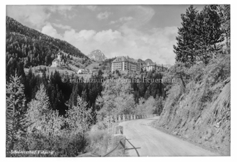 Blick von Strasse auf Vulpera