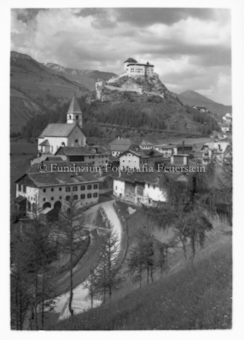 Dorf, im Hintergrund Schloss Tarasp