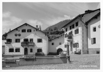 Dorfplatz mit Brunnen