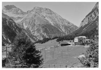 Tal mit Häusern, Berge