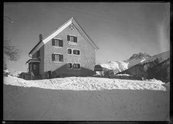 Wohnhaus mit Schnee