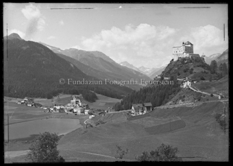 Blick auf Schloss Tarasp und Dorf